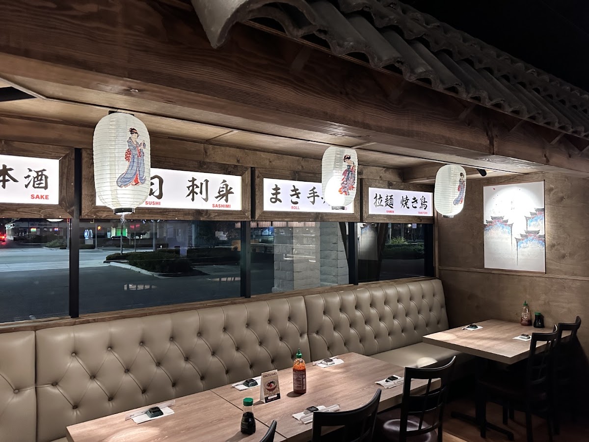 Japanese Castle Sushi & Roll - Paramount